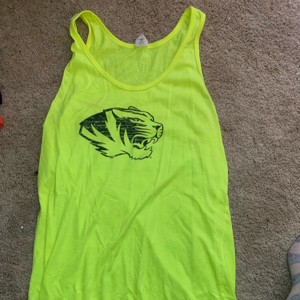 Tank tops. - Picture 5 of 9
